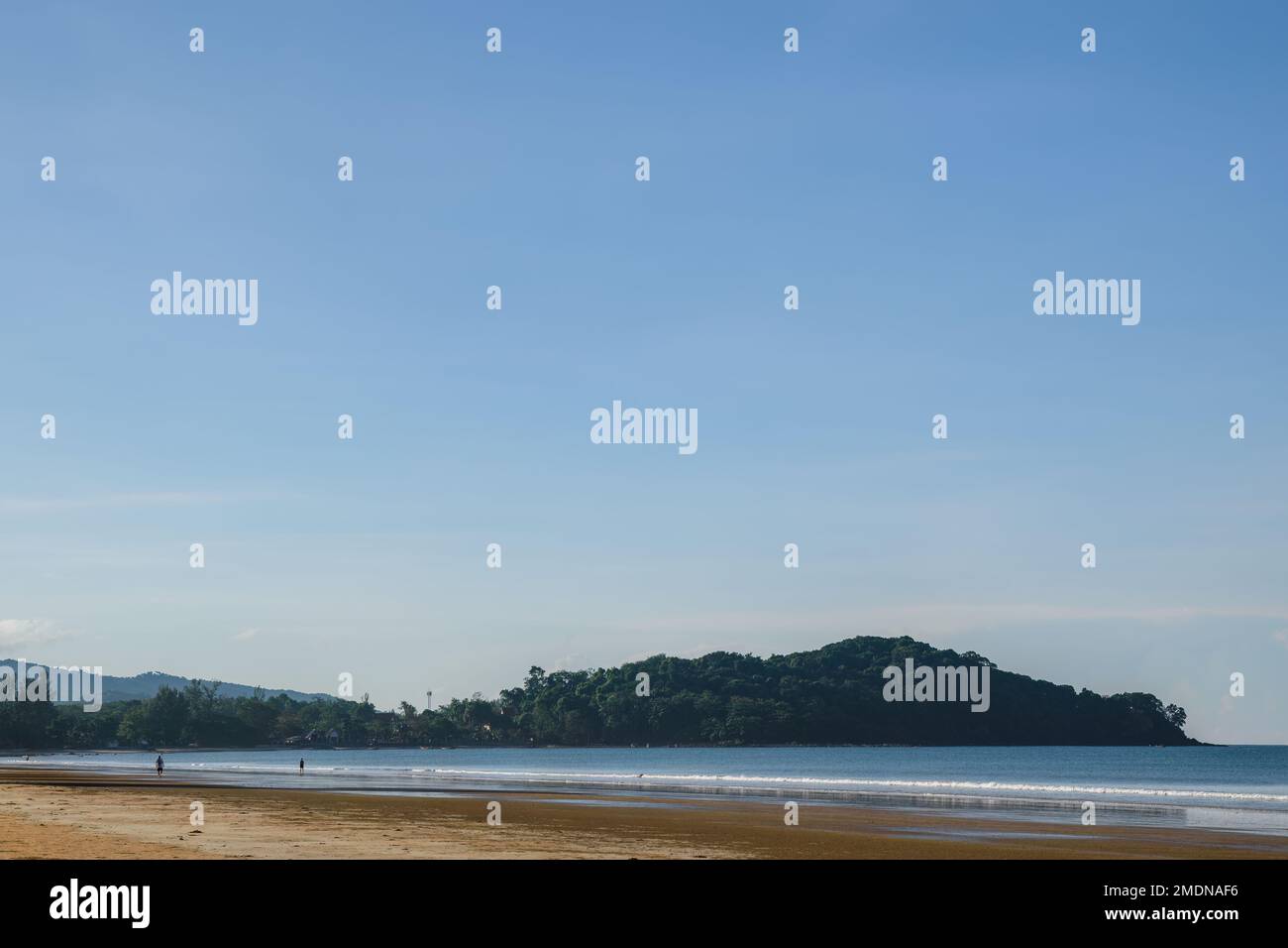 Paesaggio tropicale spiaggia a Ko Lanta, Krabi, Thailandia con poche persone sulla spiaggia. Foto Stock