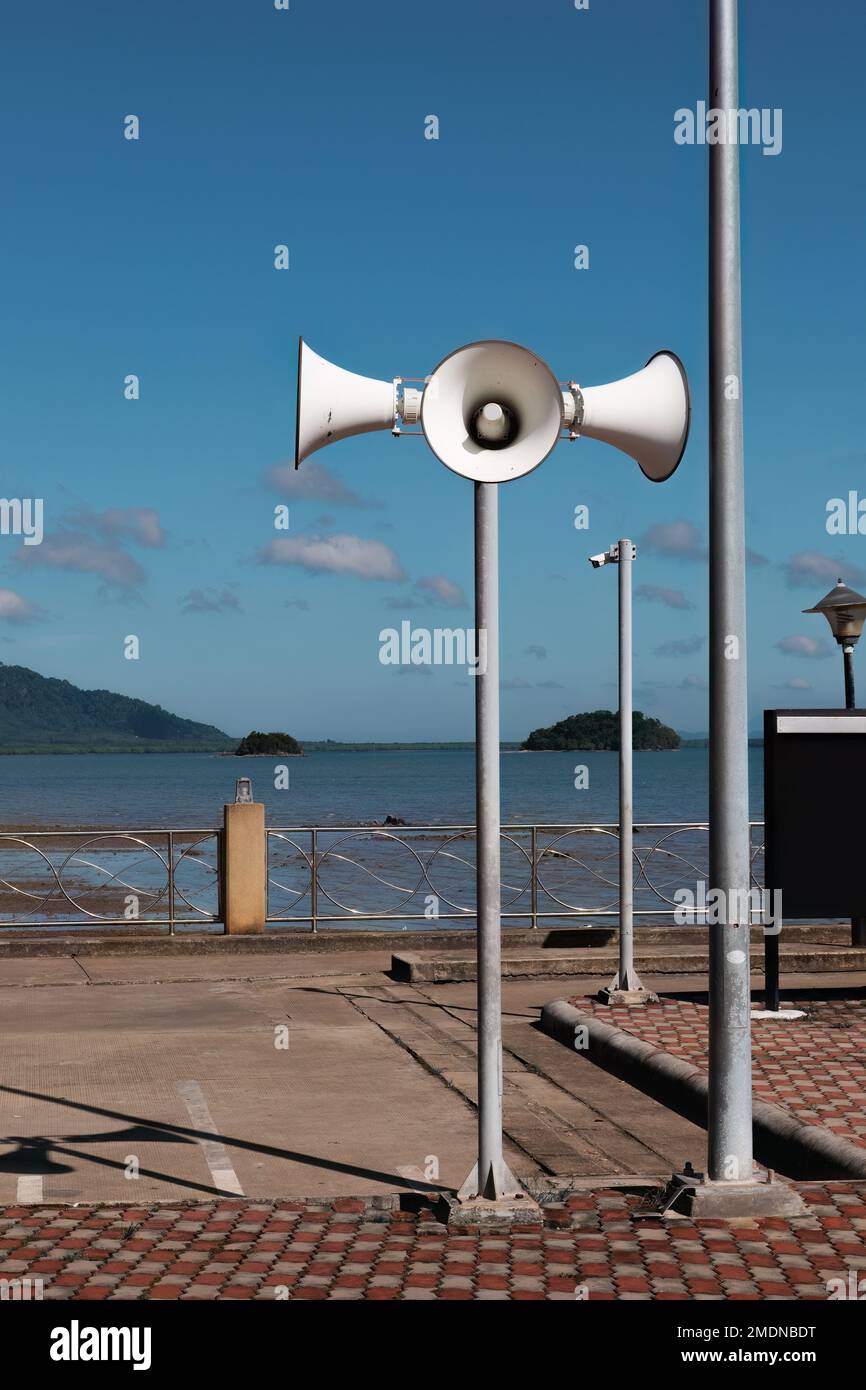 Sistemi di allarme tsunami nel porto di Ko Lanta, Krabi, Thailandia. Foto Stock