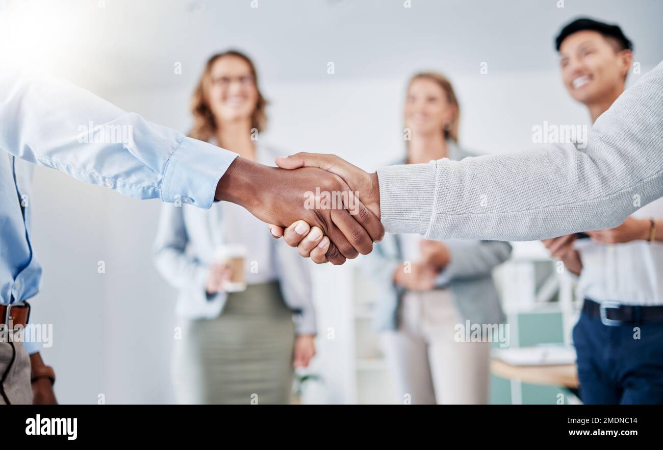 Primo piano, personale aziendale e stretta di mano per partnership, collaborazione e raggiungimento con progetto di gruppo, crescita delle vendite e aumento del budget. Zoom Foto Stock