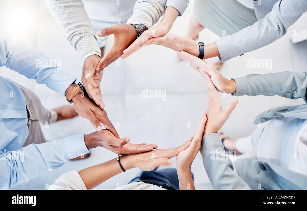 Supporto, team building e mani di uomini d'affari in un cerchio di collaborazione, fiducia e comunità. Partnership, missione e dipendenti huddling come Foto Stock