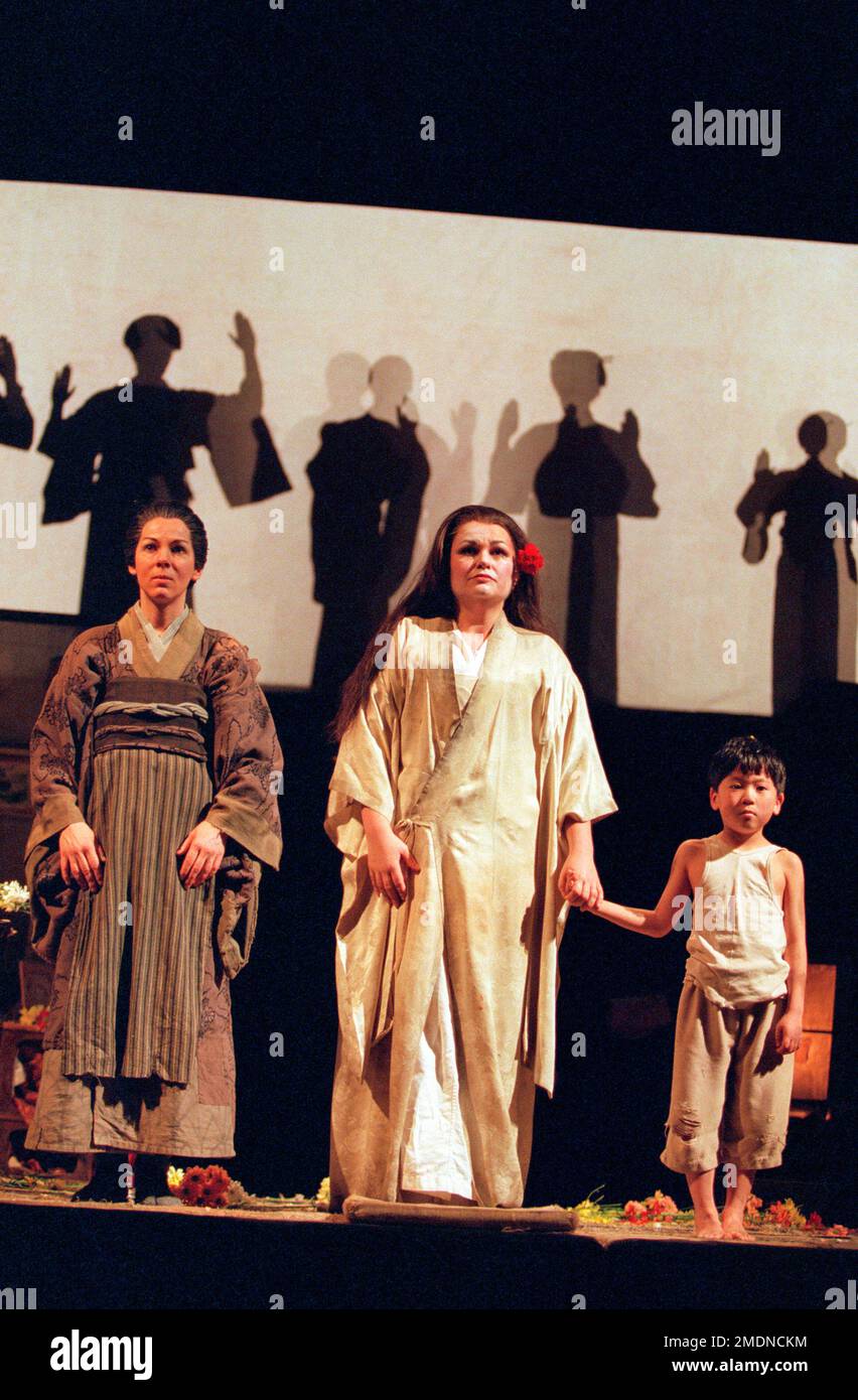 l-r: Ethna Robinson (Suzuki), Susan Bullock (Madam Butterfly / Cio-cio-San) con dolore in MADAM BUTTERFLY di Puccini all'English National Opera (ENO), London Coliseum, Londra WC2 12/03/1997 musica: Giacomo Puccini libretto: Luigi Illica e Giuseppe Giacosa Direttore: Michael Lloyd design: Stefanos Lazaridis illuminazione originale: Matthew Richardson rianimato da Tom Mannings regista: Graham Vick revival regista: Bill Bankes-Jones Foto Stock