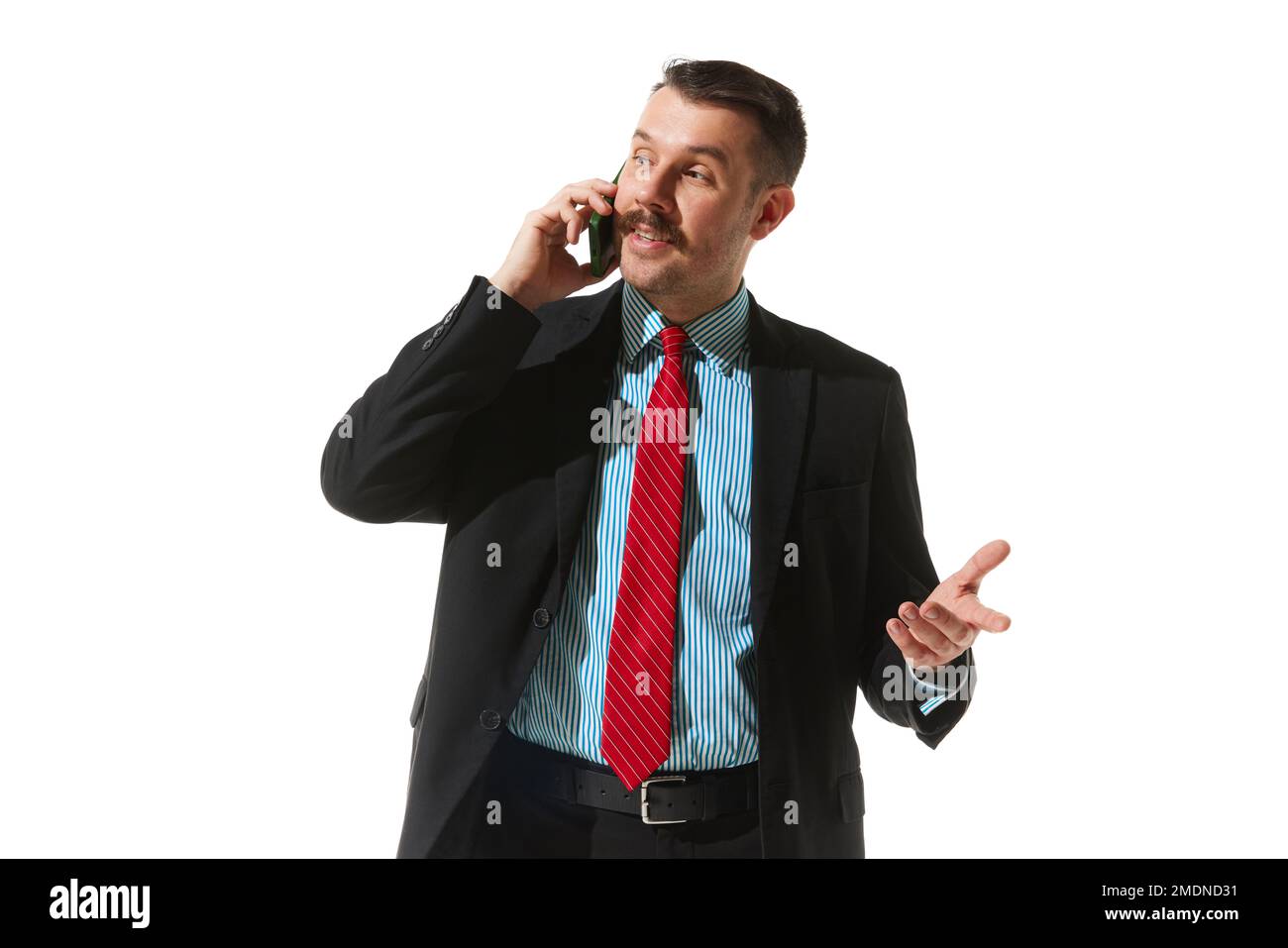 Uomo d'affari in tuta che parla al telefono su sfondo bianco studio. Fare una buona proposta commerciale. Concetto di business, carriera, innovazioni, pubblicità Foto Stock