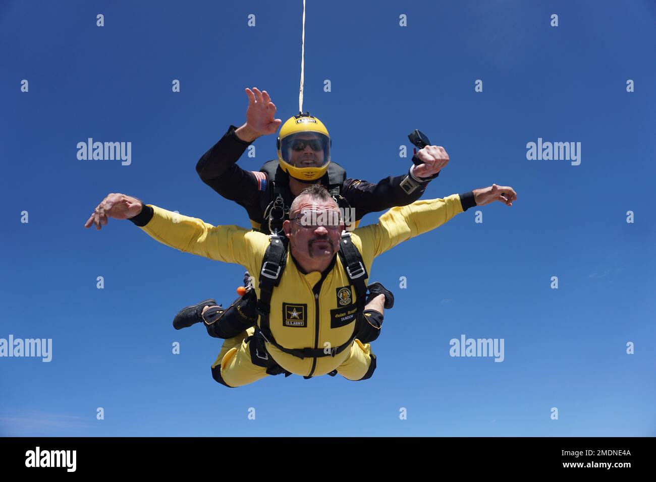 Staff Sgt. Daniel Osorio degli Stati Uniti L'Army Parachute Team prende l'ex campione dell'UFC Chuck Liddell in un salto in tandem a Perris, California, il 26 luglio 2022. Foto Stock