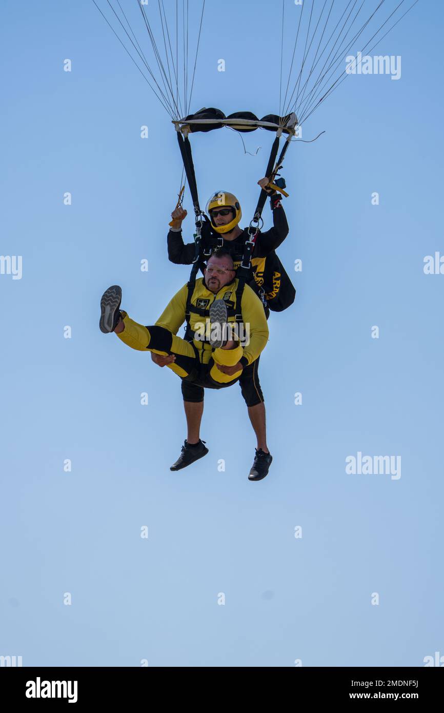 Staff Sgt. Daniel Osorio degli Stati Uniti L'Army Parachute Team prende l'ex campione dell'UFC Chuck Liddell in un salto in tandem a Perris, California, il 26 luglio 2022. Foto Stock