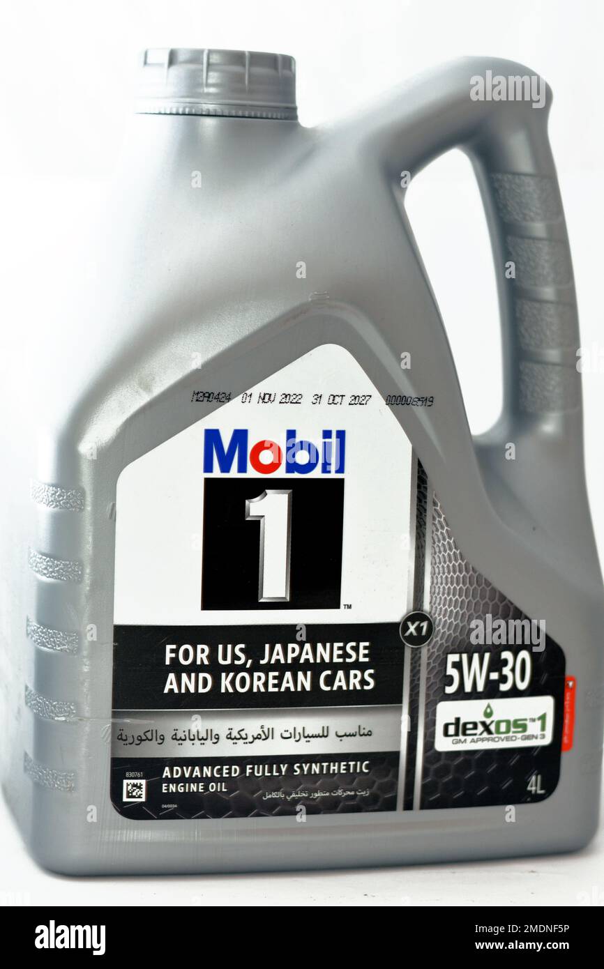 Cairo, Egitto, gennaio 23 2023: Mobil One 1 5W-30 Dexos 1 GM approvato, Advanced olio motore completamente sintetico per auto usate con US, giapponese e coreano v Foto Stock