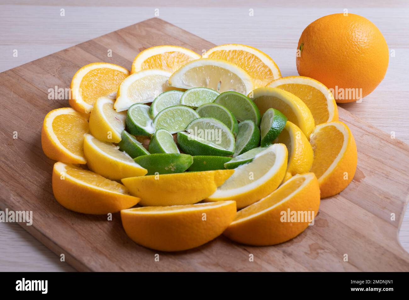 Una disposizione colorata di arance, limoni e lime. Foto Stock