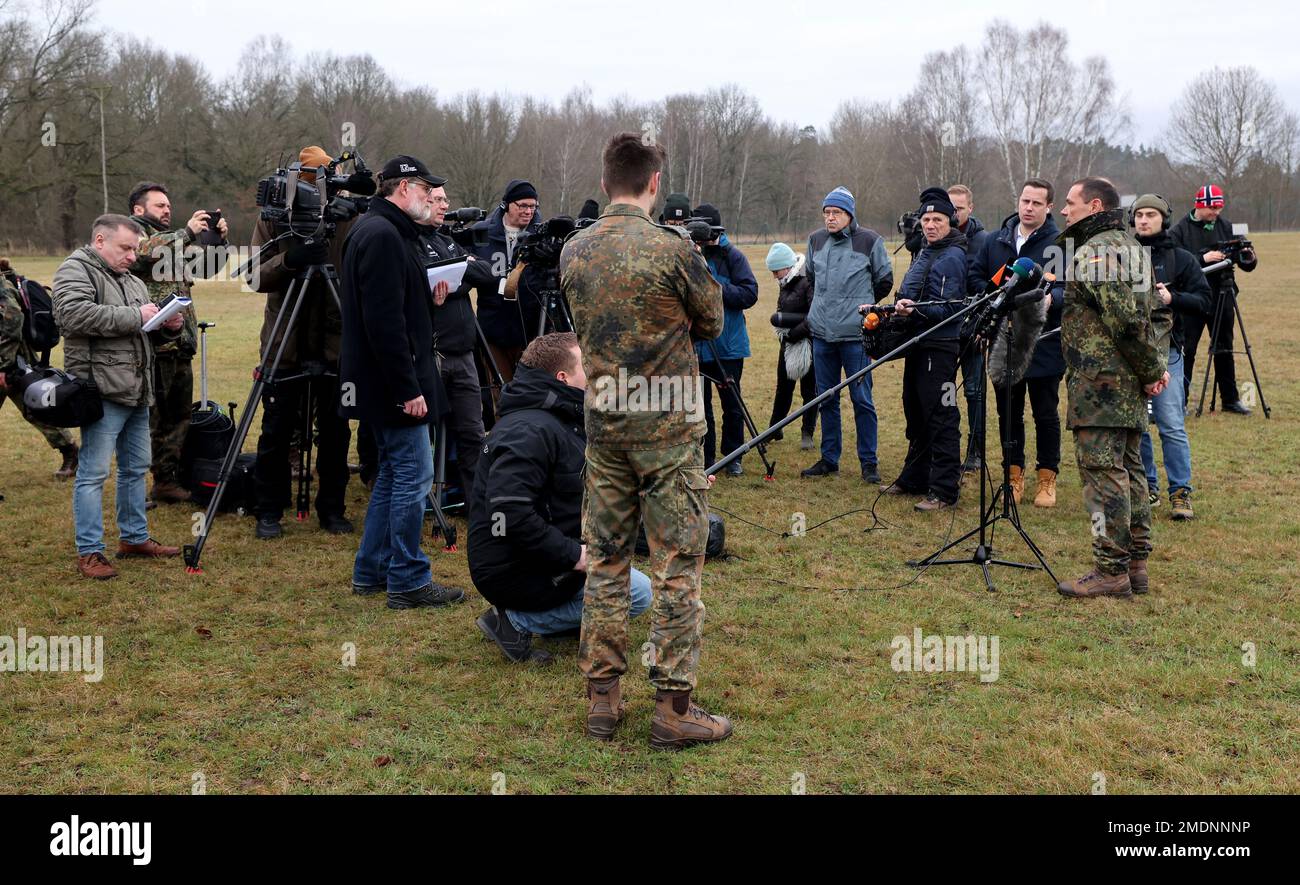 23 gennaio 2023, Meclemburgo-Pomerania occidentale, Gnoien: Il Col. Jörg Sievers (3rd da destra), comandante contingente delle forze armate tedesche in Polonia, interviene ad un evento stampa per Air Defense Missile Group 24 prima del trasferimento dei primi due dei tre squadroni missilistici Patriot promessi dalla Germania alla Polonia. I sistemi di difesa aerea si sposteranno in posizioni operative intorno alla città di Zamosc, nel sud-est della Polonia. Da lì, si trova a circa 60 chilometri dal confine ucraino e a 110 chilometri dalla città Ucraina di Lviv (Lemberg). La terza stagione è quella che seguirà in t Foto Stock