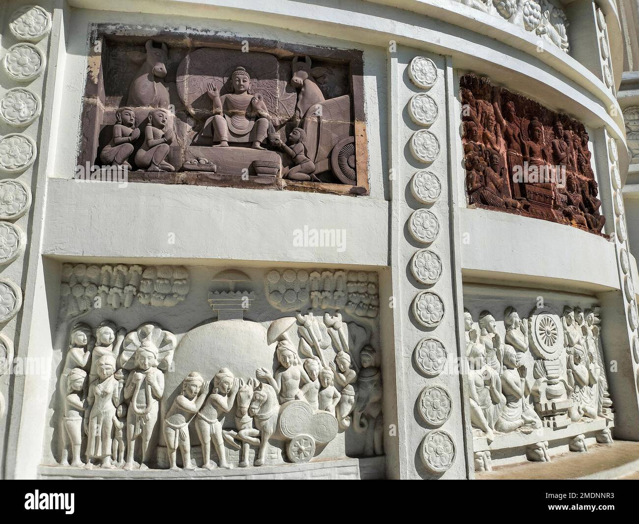 Antica Statua che si affia sul muro, statua per amuleti di religione buddista. Il Buddismo è una regione popolare in Cina, Giappone e Asia sudorientale. Foto Stock