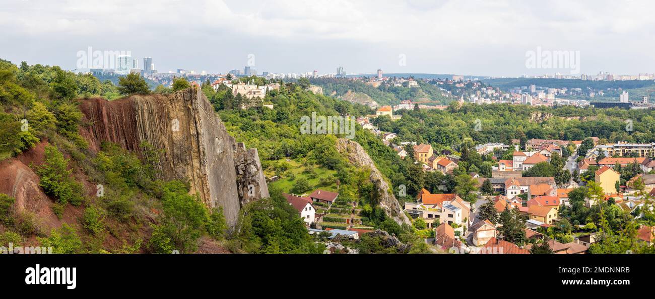 Paesaggio con panorama della città - Rock nella valle Prokop a Praga, repubblica Ceca Foto Stock