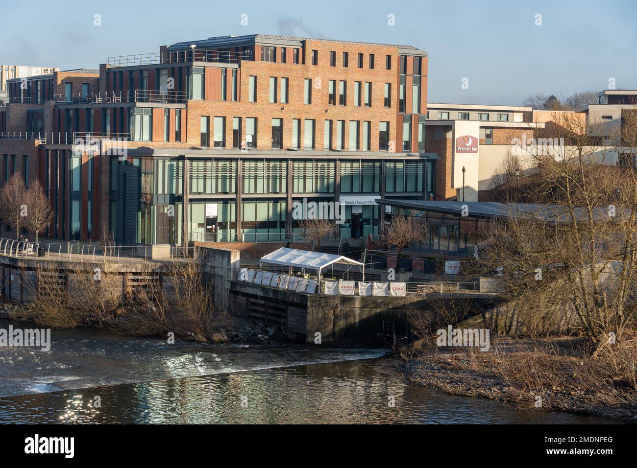 Una vista esterna dell'Ufficio passaporti HM nella citta' di Durham, sul Fiume Wear. Concetto di domanda di passaporto. Foto Stock