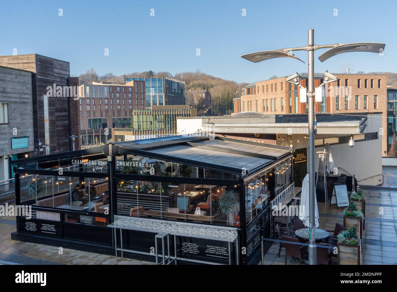 Una vista esterna dello Champagne Bar, una destinazione popolare nella città di Durham, nella contea di Durham, Regno Unito Foto Stock