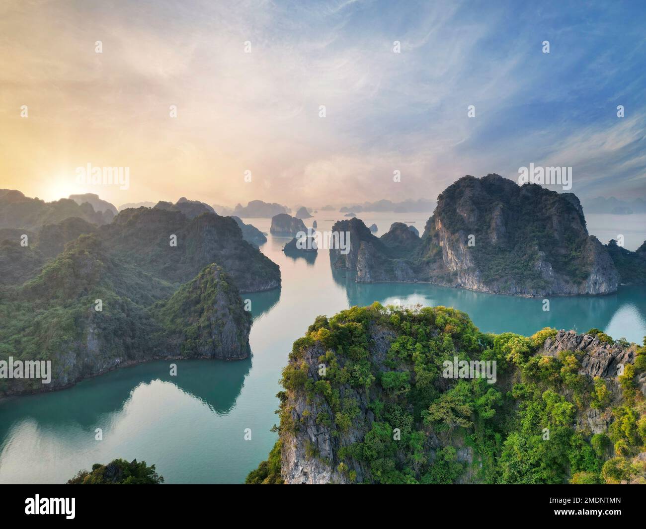 Trasognata tramonto tra le rocce della baia di Halong, Vietnam Foto Stock