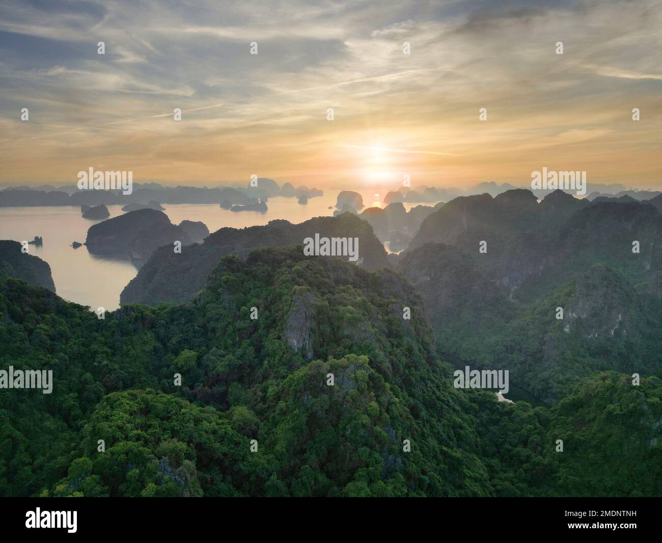 Splendido tramonto sulla Baia di ha Long, sulla Baia di Bai Tu Long in Vietnam Foto Stock