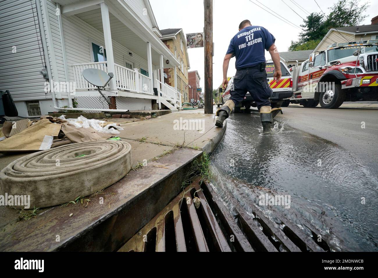 Clean up from flooding on Baldwin street in Bridgeville, Pa. continues after downpours and high winds from the remnants of Hurricane Ida, hit the area Wednesday, Sept. 1, 2021. (AP Photo/Gene J. Puskar) Foto Stock