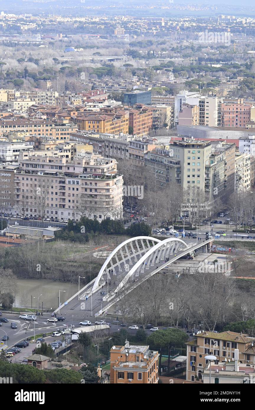 Roma. Italia. Ponte della Musica-Armando Trovajoli attraversa il fiume Tevere e collega i quartieri della Vittoria e Flaminio. Progettato e costruito Foto Stock