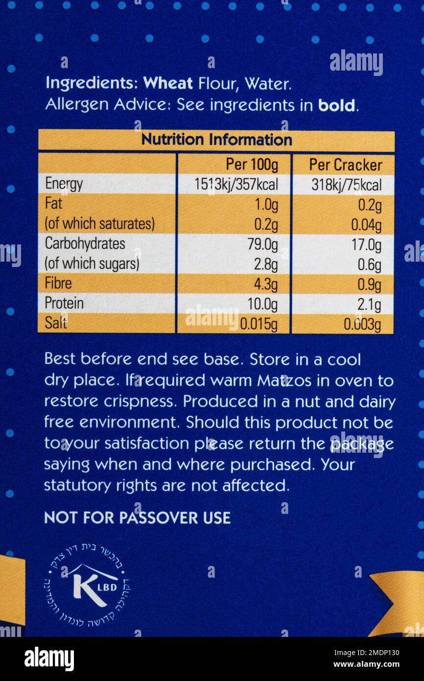 Lista degli ingredienti sulla scatola del cracker al forno di fiamma di Matzos da Rakusen's dello Yorkshire Foto Stock