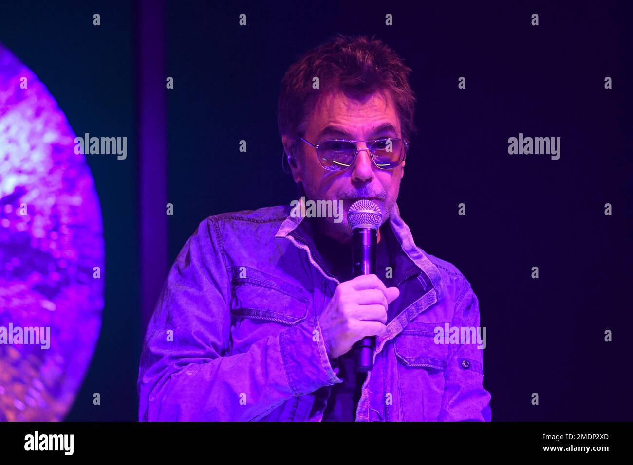 Concerto di Jean Michel Jarre al Palazzo dei Festival e Congressi di Cannes parte del Midem di Cannes a Parigi, Francia il 20 gennaio 2023. Lo spettacolo di un nuovo genere per l'uscita del suo ventiduesimo album Oxymore. Per questa avventura dal vivo, non sono stati massacrati troppi schermi, né una folla gigantesca davanti ai suoi synths. Solo sedici diffusori che formano un cerchio e che ripristinano le composizioni immaginate a 360 gradi. (Foto di Lionel Urman/Sipa USA) Foto Stock