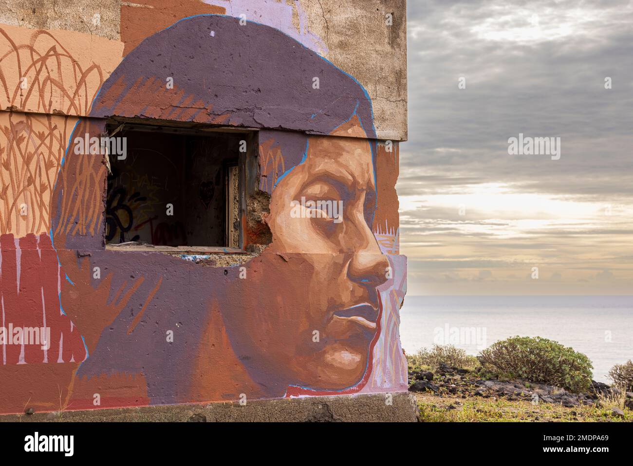 Colonia di lebbrosi abbandonata e incompiuta, villaggio lebbroso con grafitti sulle pareti degli antichi edifici di Abades, Granadilla de Abona, Tenerife, Canar Foto Stock