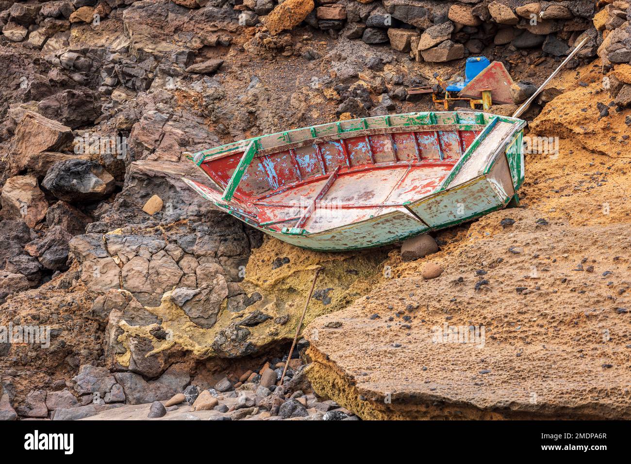 Vecchie barche a remi rotte sulle rocce di Abades, Granadilla de Abona, Tenerife, Isole Canarie, Spagna Foto Stock