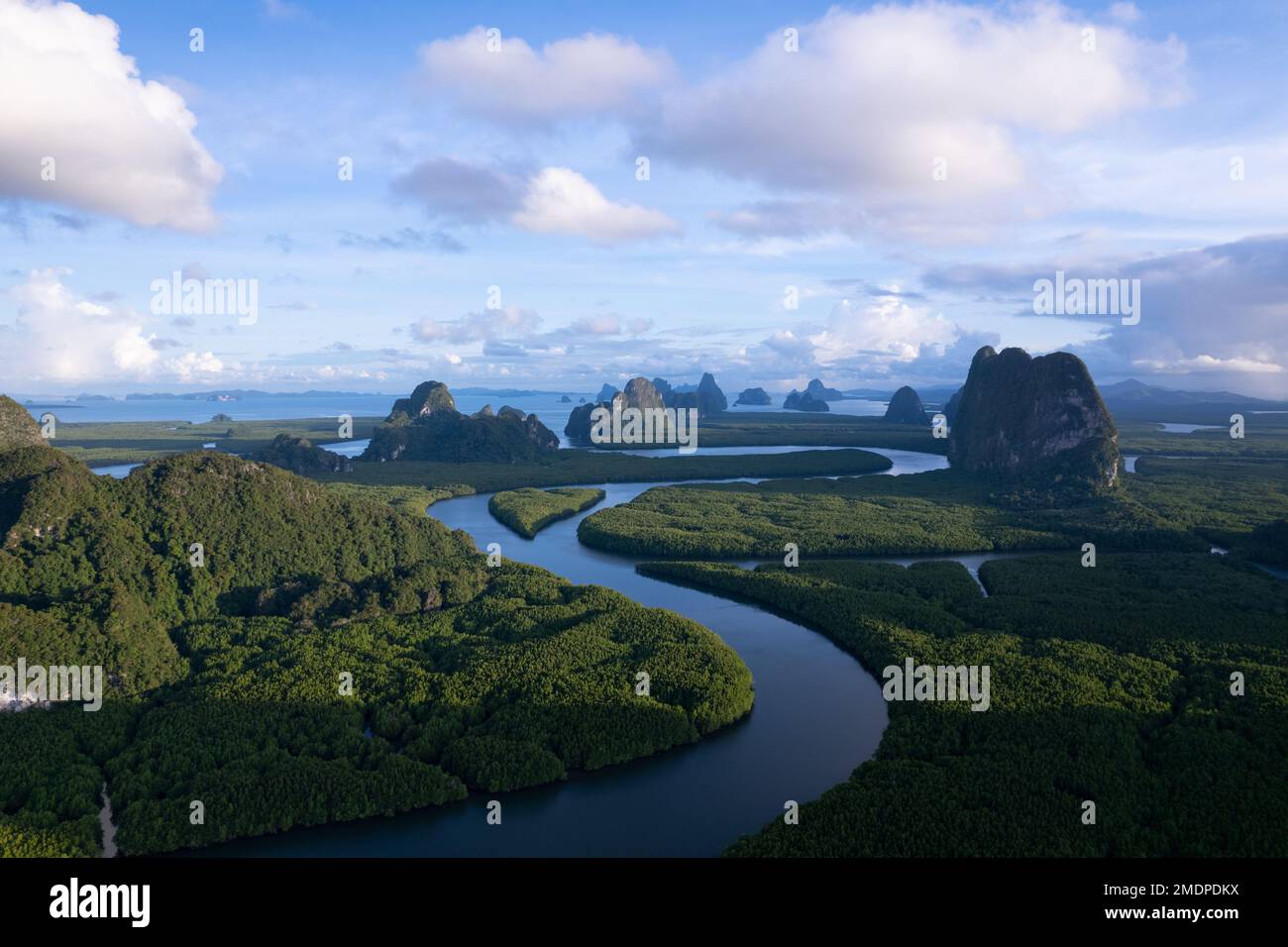 Vista aerea Drone shot di natura paesaggio vista montagna situato a Phang-nga Thailandia. Drone volando sopra mare e foresta di mangrovie Paesaggio angolo alto Foto Stock