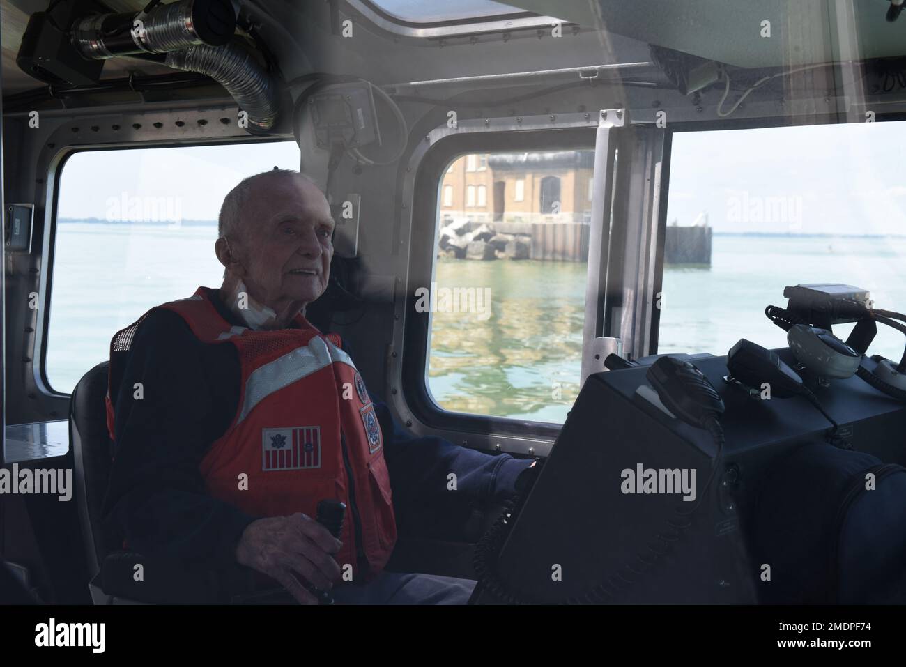 DaN Phillips, servizio di assistenza precedente negli Stati Uniti Navy and Coast Guard Auxiliarist, piloti di un 45 piedi Response Boat-Medium sul lago Erie, 26 luglio 2022. Il caregiver di Phillips ha informato gli Stati Uniti Stazione della Guardia Costiera di Toledo che era l'ultimo desiderio di Phillips di tornare a iniziare sul lago Erie. Foto Stock