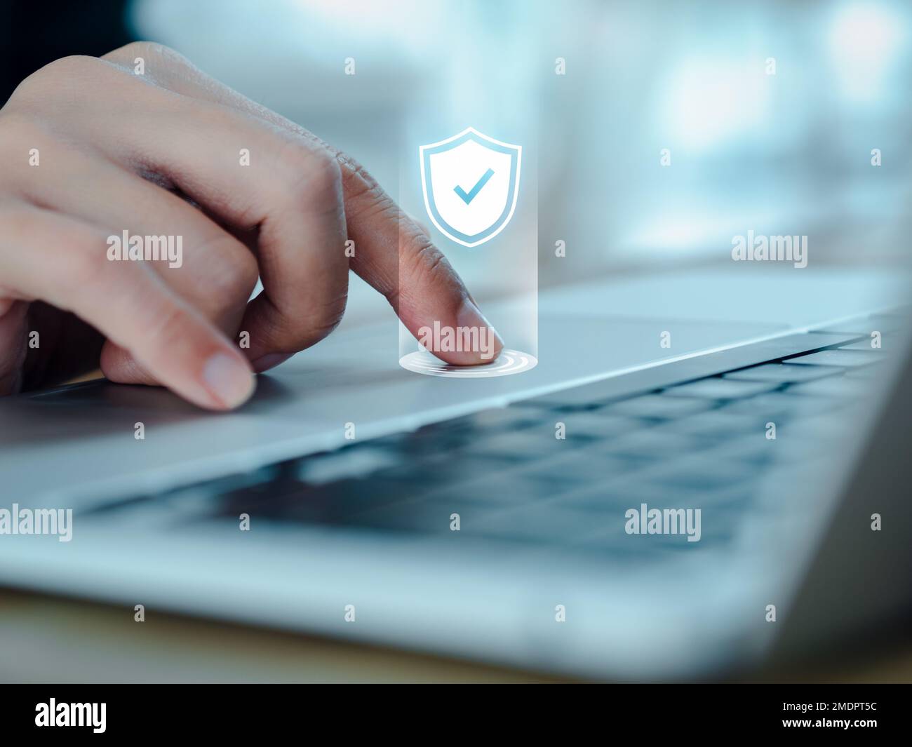 Tecnologia di sistema Cyber Secure, scansione delle impronte digitali, sicurezza della rete Internet, protezione dei dati personali. L'icona dello scudo di sicurezza ologramma appare whi Foto Stock