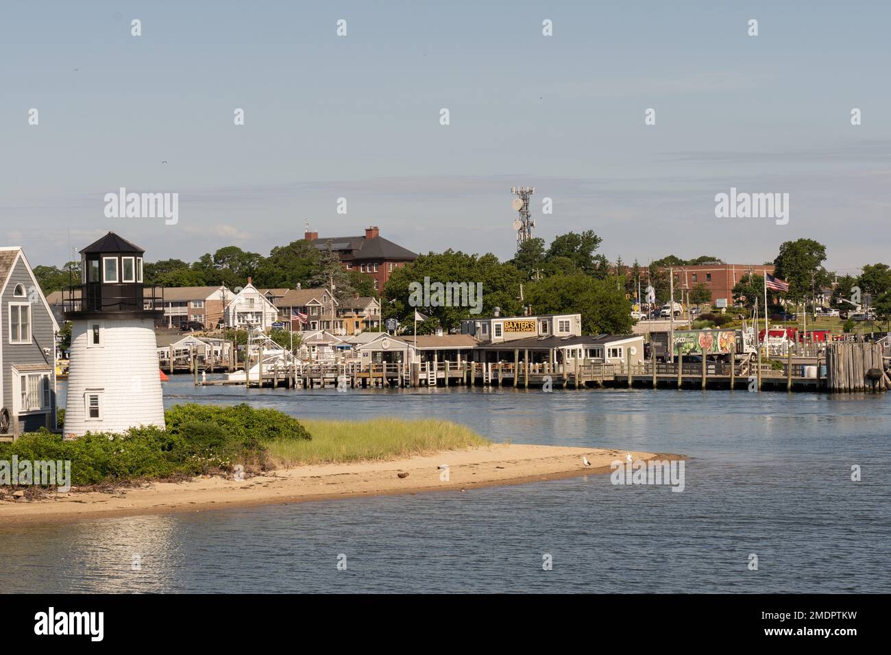 Porto di Hyannis, Massachusetts-6 luglio 2022: Vista dell'affascinante porto di Hyannis e dei ristoranti nel porto di Hyannis su un afterno estivo Foto Stock