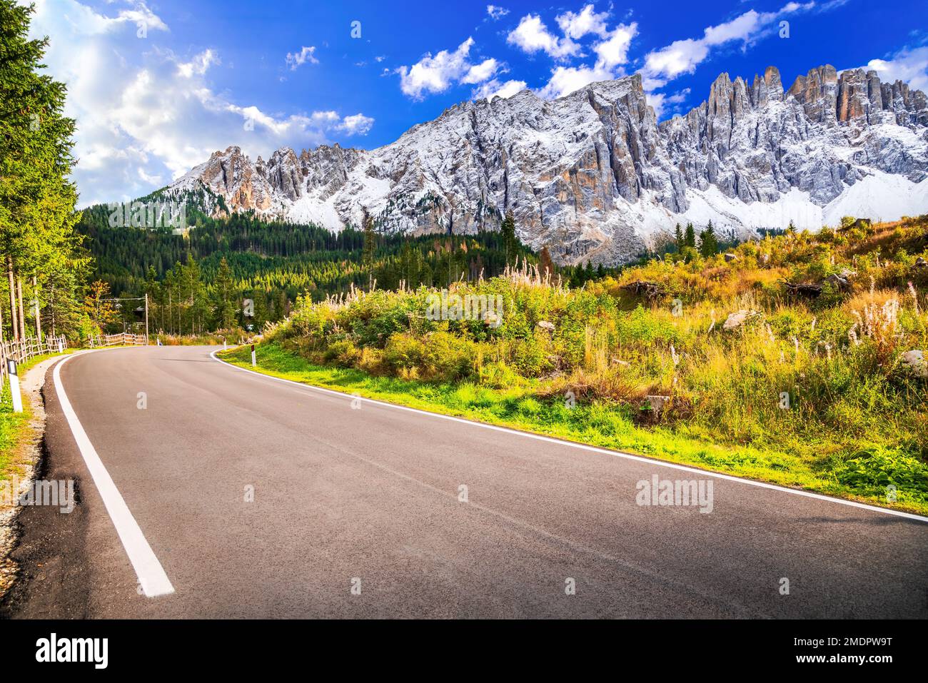 Nova Levante, Italia. Cimon del Latemar, paesaggio maestoso con Dolomiti, meraviglioso paesaggio escursionistico natura famoso per il lago di Carezza. Bolzano, Sud Tyr Foto Stock