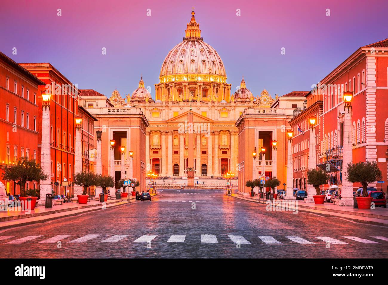 Roma, Italia. Cattedrale di San Pietro, Città del Vaticano. La più grande chiesa cattolica del mondo. Alba bellissimi colori. Foto Stock