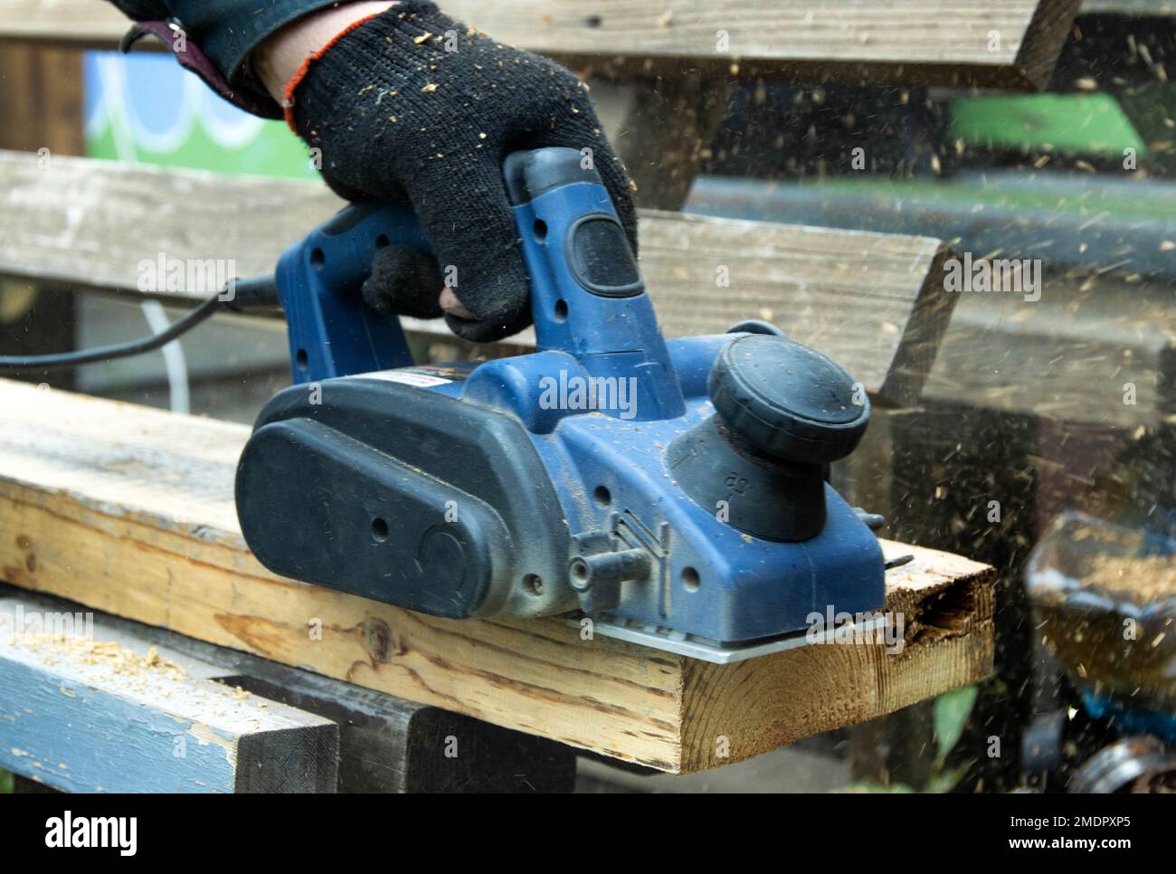 Piallatrice elettrica per legno , uomo al lavoro con legno e macchina Foto  stock - Alamy