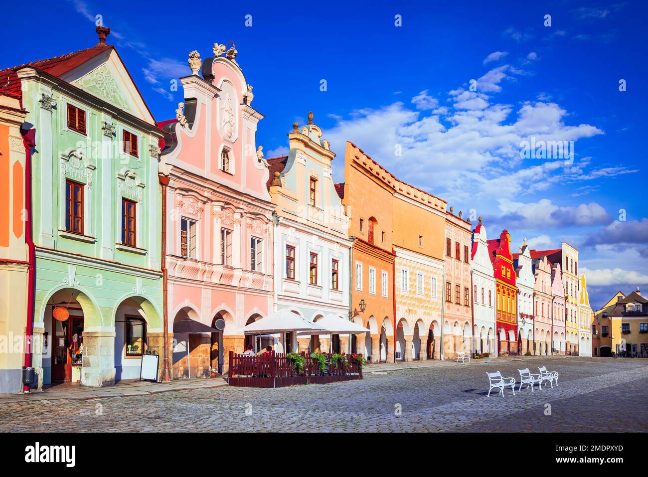 Telc, Repubblica Ceca. Piazza principale Hradce di Telc con le sue famose case colorate del 16th ° secolo, un sito patrimonio dell'umanità dell'UNESCO, in una giornata di sole con blu Foto Stock