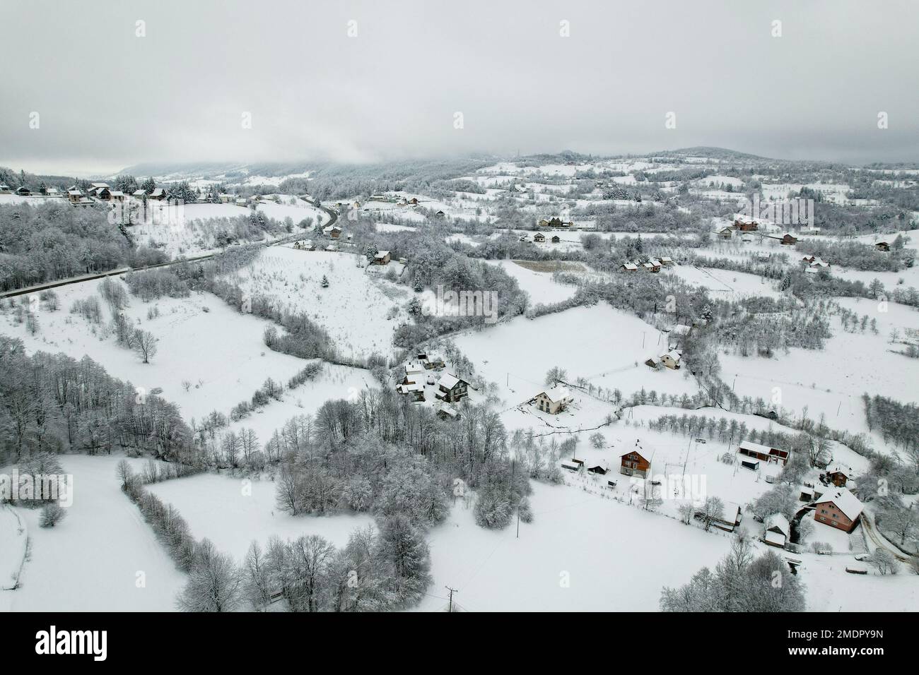 Vista sul lago Balkana e sulla zona circostante innevata. Il lago Balkana si trova ai piedi del Monte Lisina, a circa 700 metri sul livello del mare, delimitato da pascoli, querce e foreste di conifere, ed è a circa cinque chilometri a ovest di Mrkonjic Grad e il più popolare è un luogo picnic in questa parte della Bosnia-Erzegovina. Si compone di due laghi artificiali (grandi e piccoli) che sono stati creati smorzando le acque di testa di Crna Rijeka, e coprono un'area di circa 56.000 metri quadrati, in Bosnia-Erzegovina, il 23 gennaio 2023. Foto: Dejan Rakita/PIXSELL Foto Stock