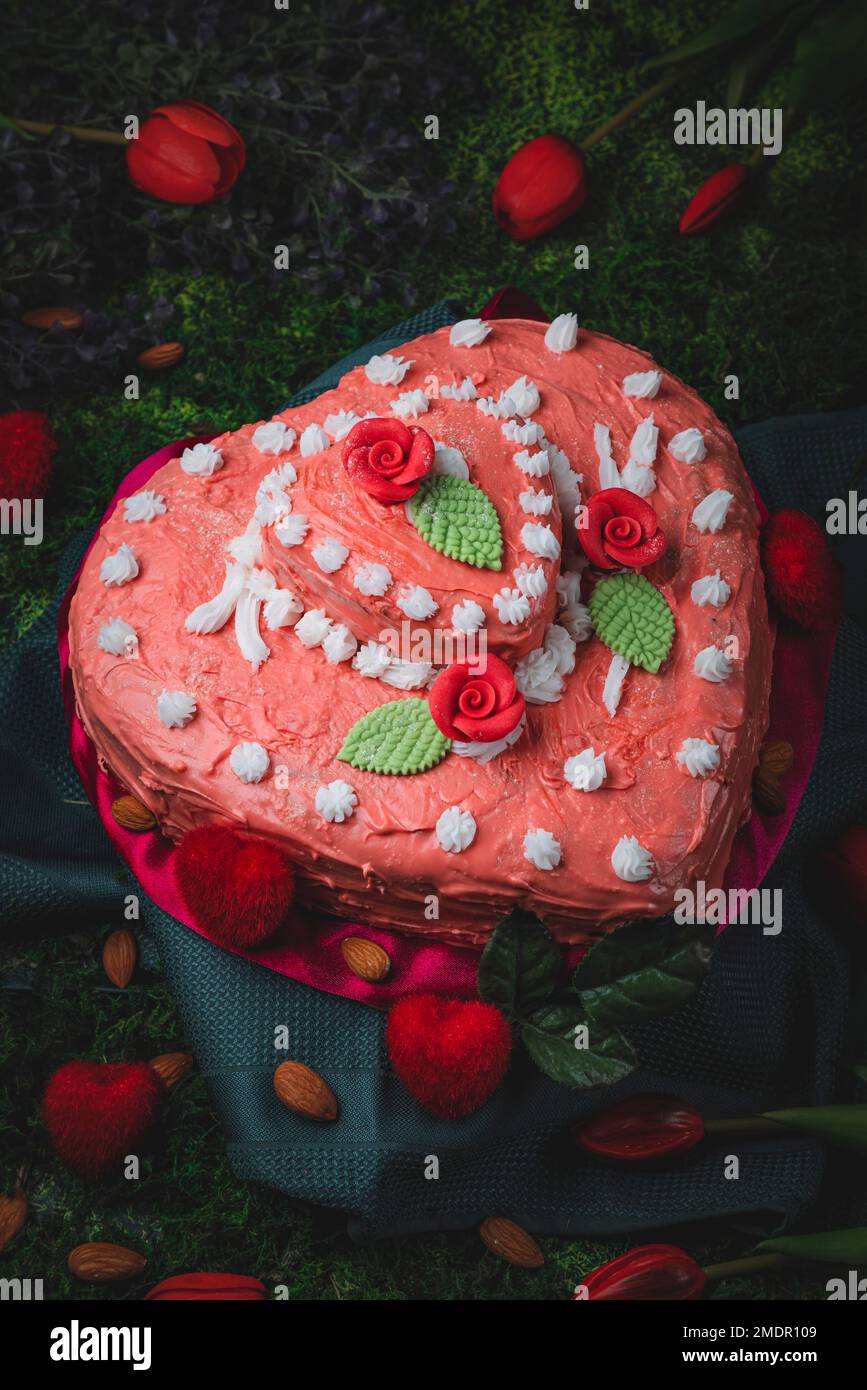 Torta rosa con decorazione, San Valentino, fotografia del cibo Foto Stock