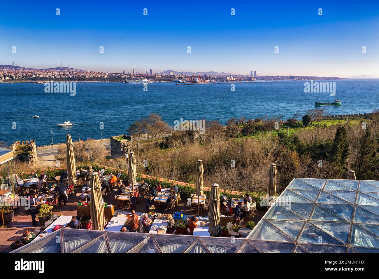 Terrazza del ristorante al Palazzo Topkapi con vista sul Bosforo in inverno, vista panoramica, Istanbul, Turchia Foto Stock