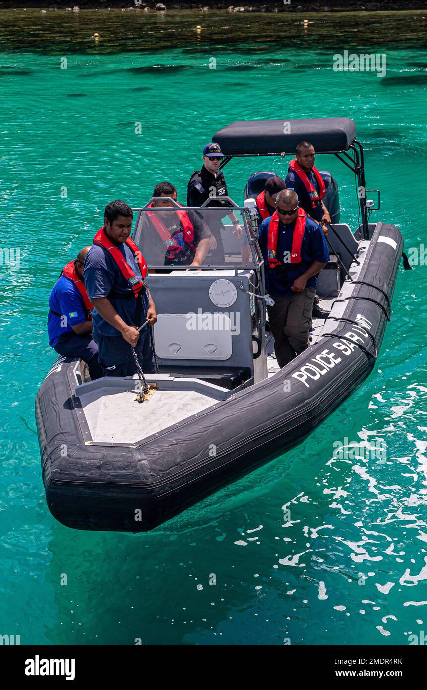 Palauans con il Bureau of Maritime Security e Stati Uniti I guardiani della costa con il Team di sicurezza marittima Honolulu, quattordicesimo distretto, forze Micronesia/Sector Guam, si avvicinano alla pattuglia PSS Kedam durante un'esercitazione a bordo a sostegno della Task Force Koa Moana 22 a Koror, Repubblica di Palau, 26 luglio 2022. I membri del servizio degli Stati Uniti si impegnano a promuovere relazioni con le forze dell'ordine Palauan e a sostenere un ordine internazionale basato su regole che promuova una visione reciproca di un Indo-Pacific libero e aperto. Foto Stock