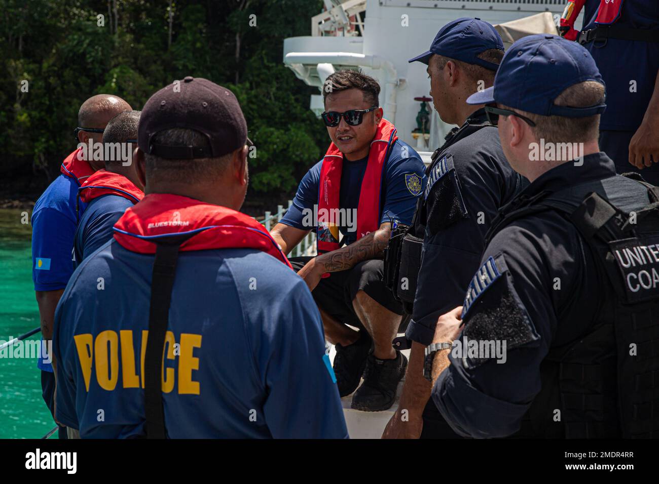 Palauans con il Bureau of Maritime Security e Stati Uniti I guardiani della costa con il Team di sicurezza marittima Honolulu, quattordicesimo distretto, forze Micronesia/Sector Guam, discutono le tecniche di imbarco e le procedure sulla pattuglia PSS Kedam a sostegno della Task Force Koa Moana 22 a Koror, Repubblica di Palau, 26 luglio 2022. I membri del servizio degli Stati Uniti si impegnano a promuovere relazioni con le forze dell'ordine Palauan e a sostenere un ordine internazionale basato su regole che promuova una visione reciproca di un Indo-Pacific libero e aperto. Foto Stock