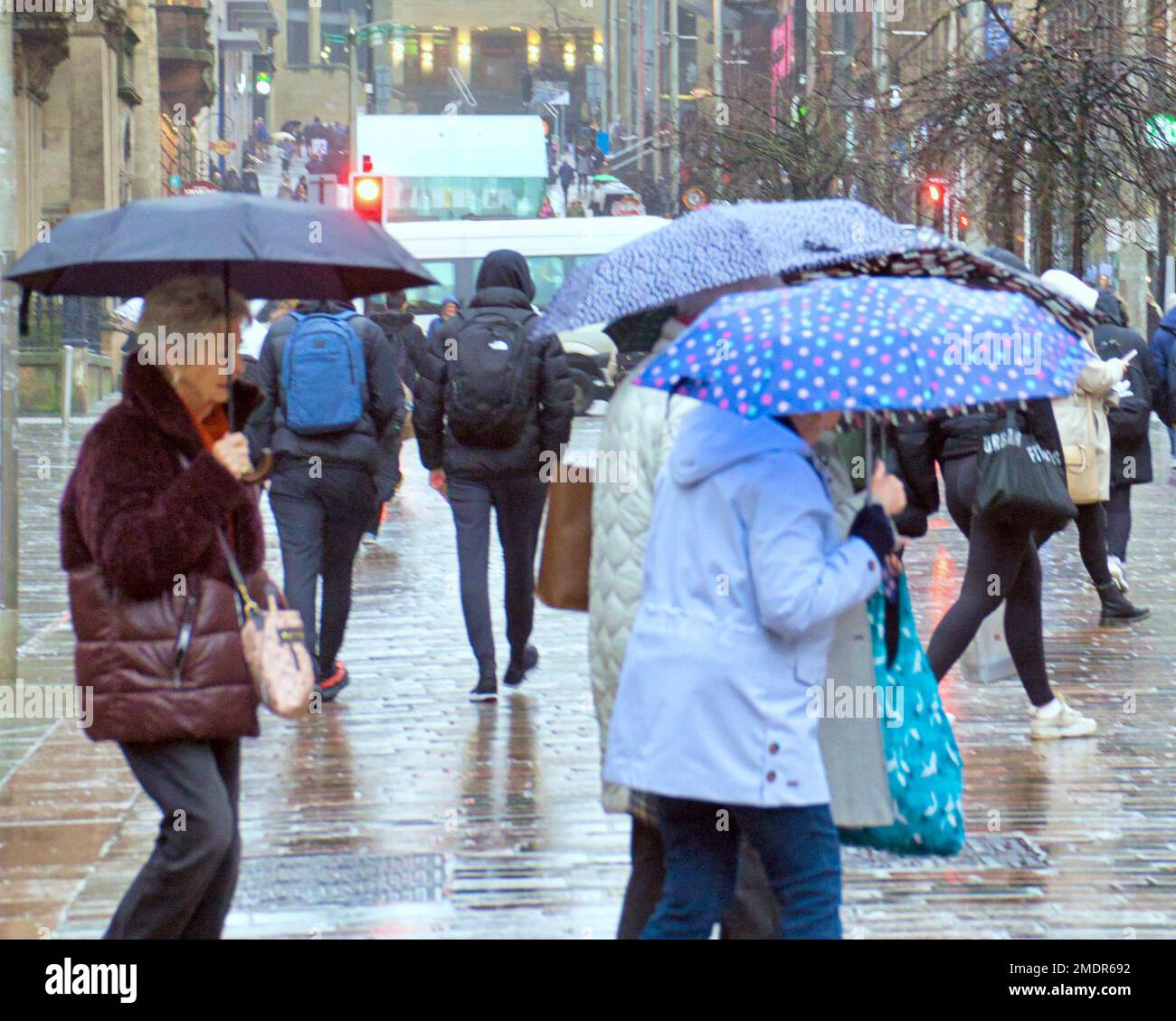 Glasgow, Scozia, Regno Unito 23rdt gennaio 2023. UK Weather: Buchman Street style Mile zona commerciale principale della Scozia Wet ha visto la brolly onnipresente apparire nel centro della città. Credit Gerard Ferry/Alamy Live News Foto Stock