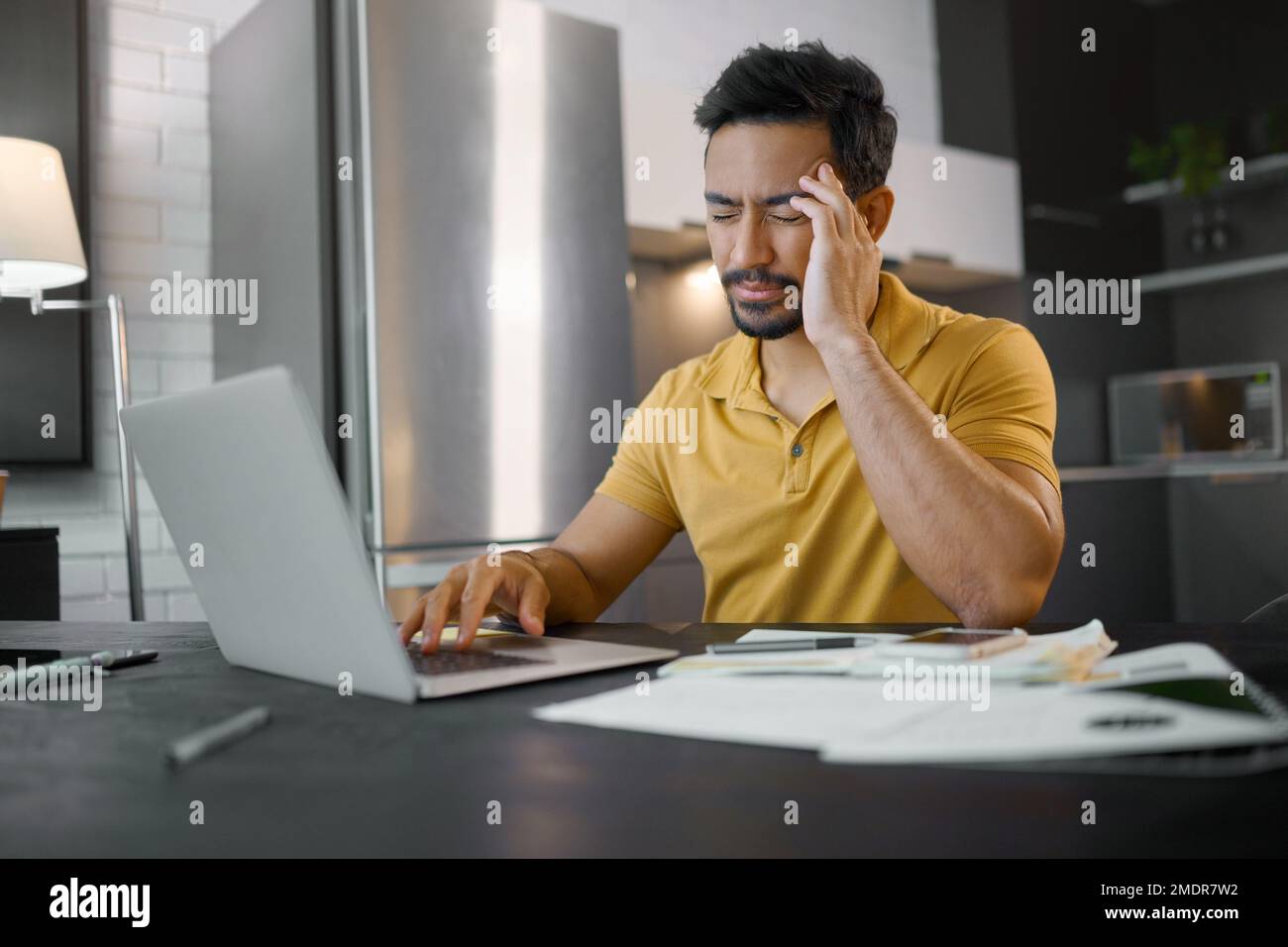 Notebook, cucina o uomo d'affari con stress mal di testa per la revisione del feedback dei social media, l'esperienza dei clienti o il sito Web di e-commerce. Documenti, mentale Foto Stock