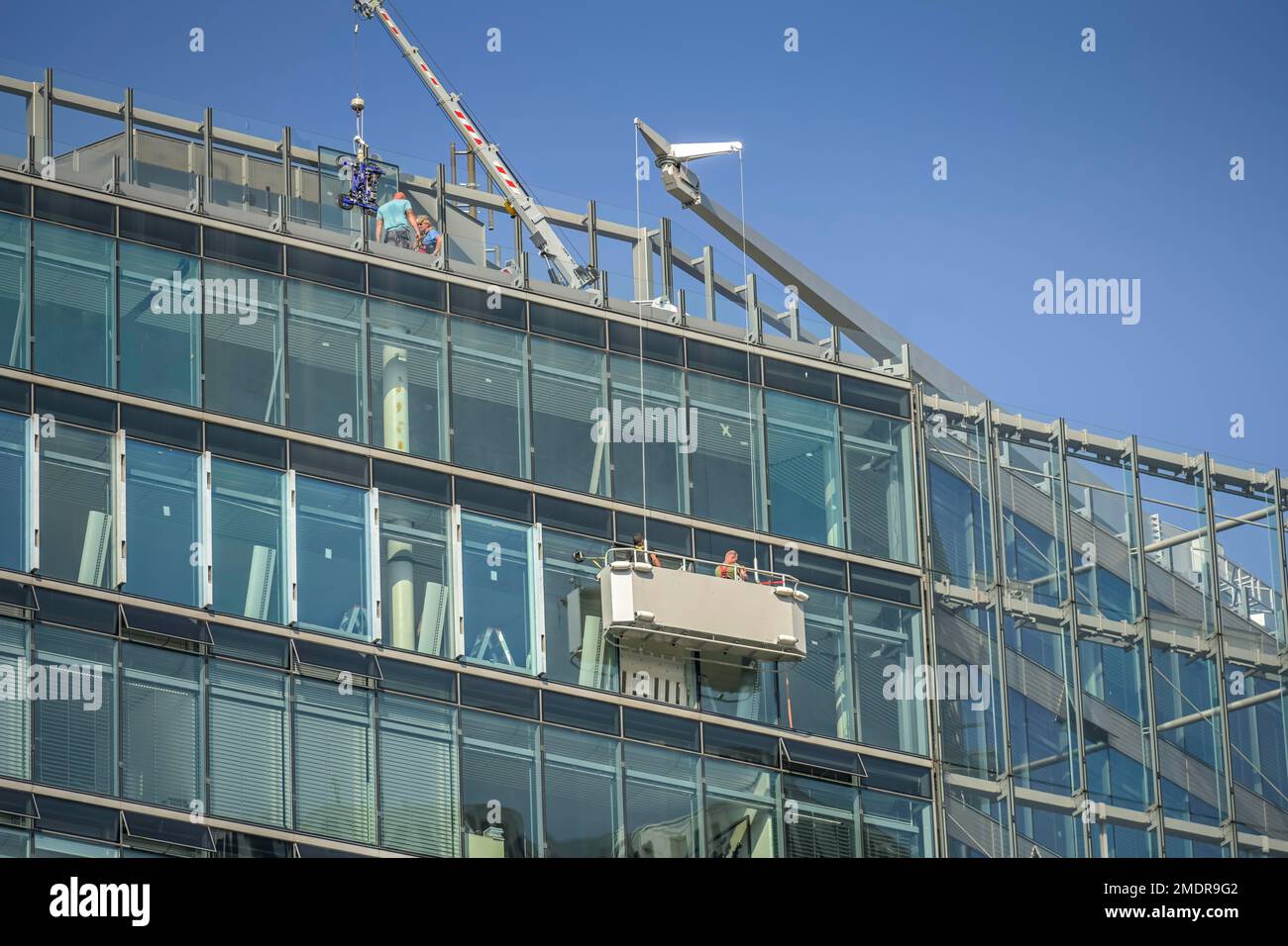 Neues Kranzlereck, sostituzione di un vetro, Kurfuerstendamm, Charlottenburg, Berlino, Germania Foto Stock