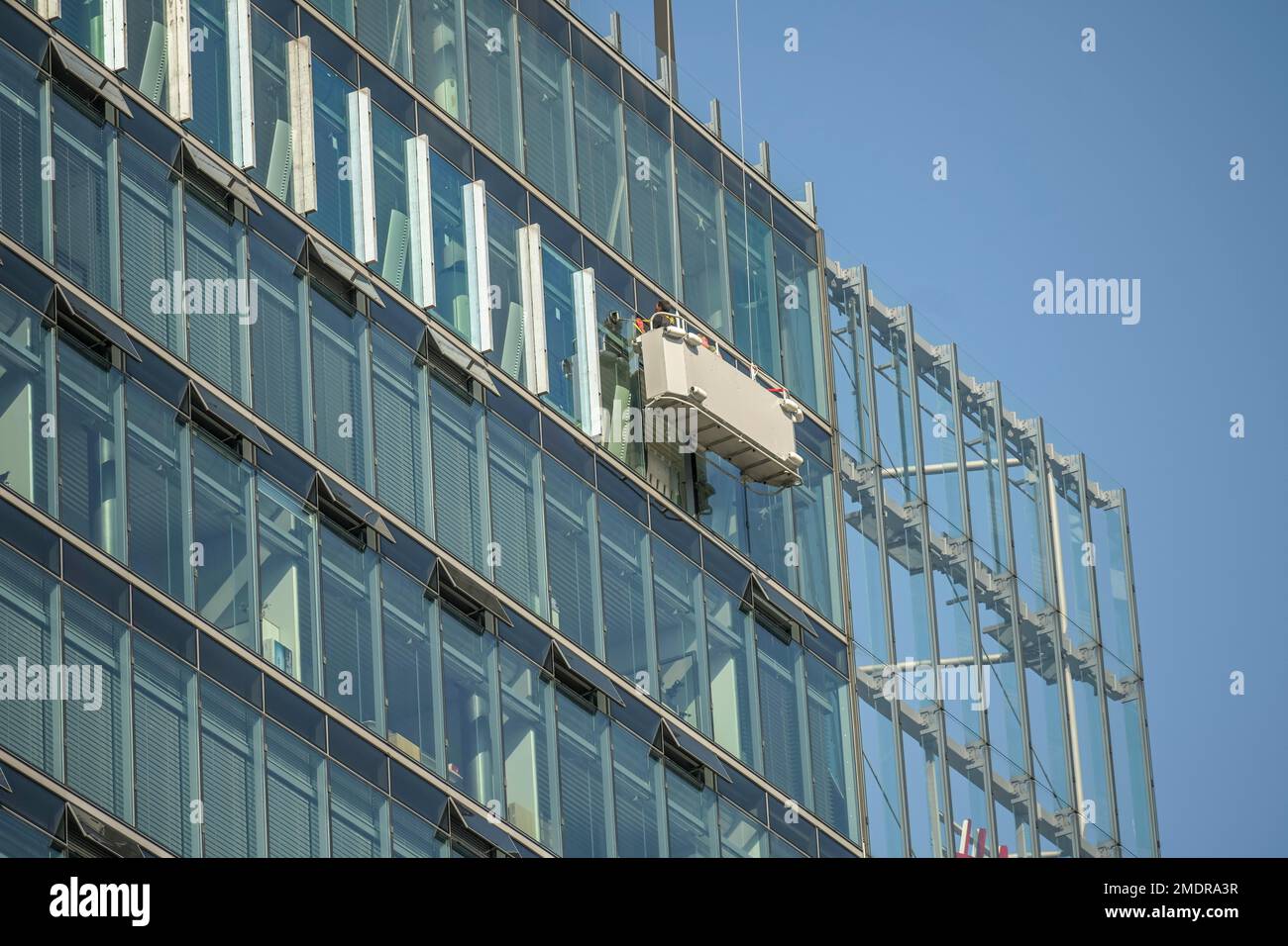 Neues Kranzlereck, sostituzione di un vetro, Kurfuerstendamm, Charlottenburg, Berlino, Germania Foto Stock