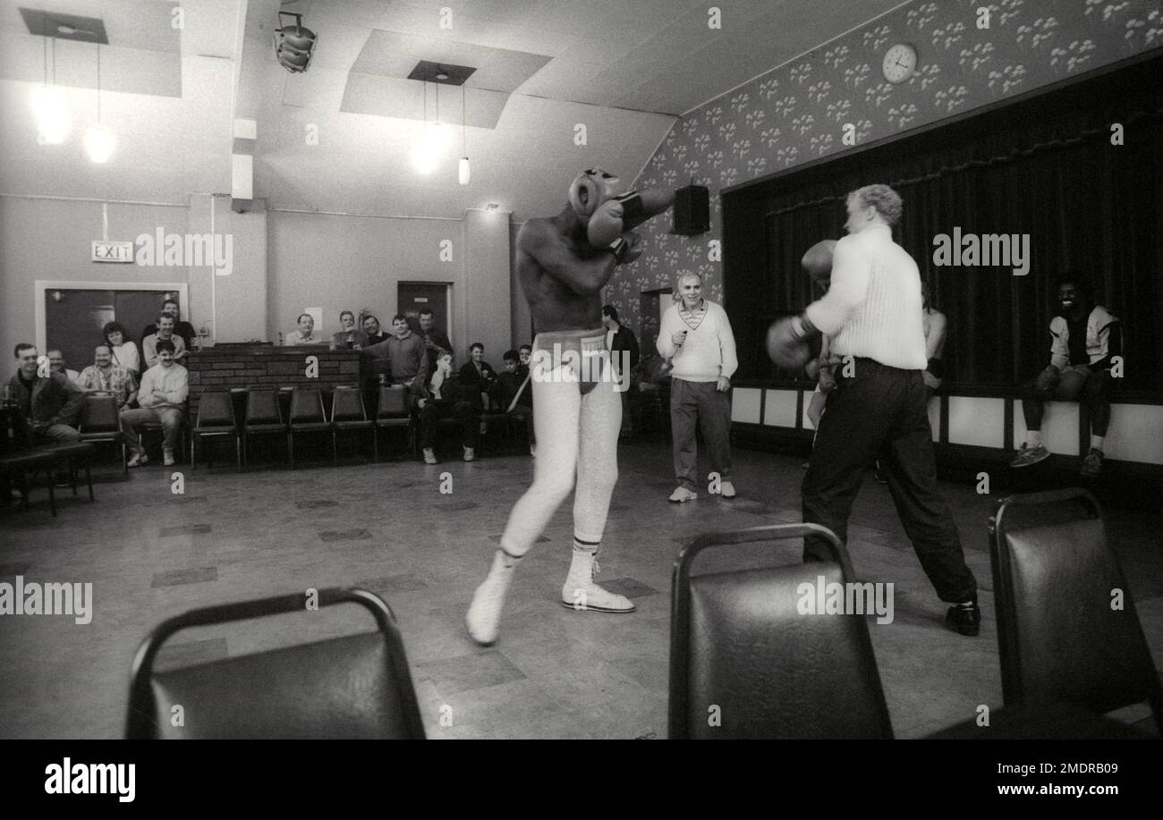 Il boxer britannico Johnny Nelson e il futuro campione mondiale di pesi e crociere hanno mostrato le foto durante una mostra pubblica di formazione presso la palestra di Brendan ingle a Sheffield, Regno Unito, nel 1990 Foto Stock