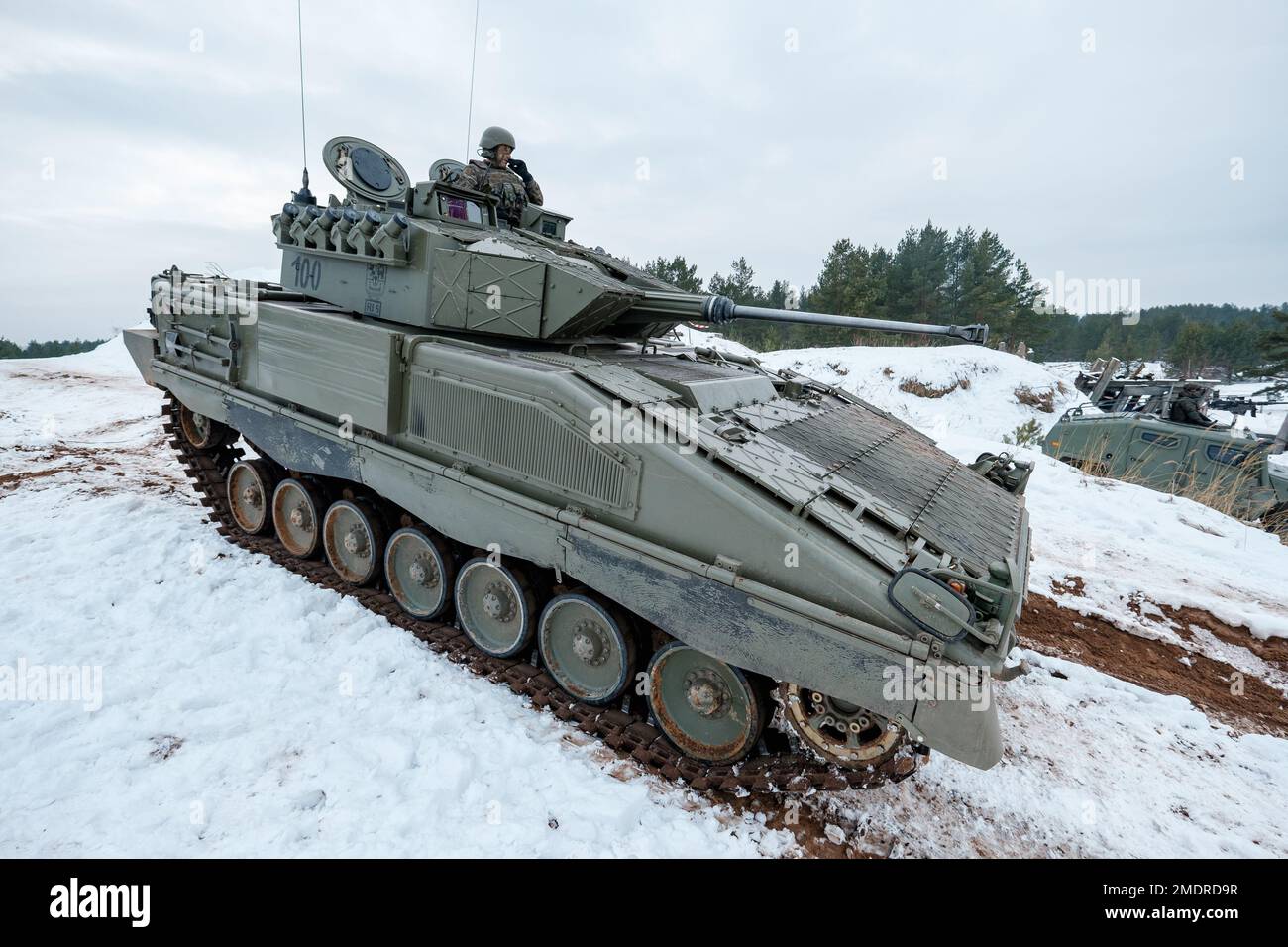 ADAZI, LETTONIA, FEBBRAIO 2018 - ASCOD Pizarro veicolo blindato da combattimento alle forze NATO Esercizi. L'esercito spagnolo ha condotto un esercizio di addestramento con Leopard Foto Stock