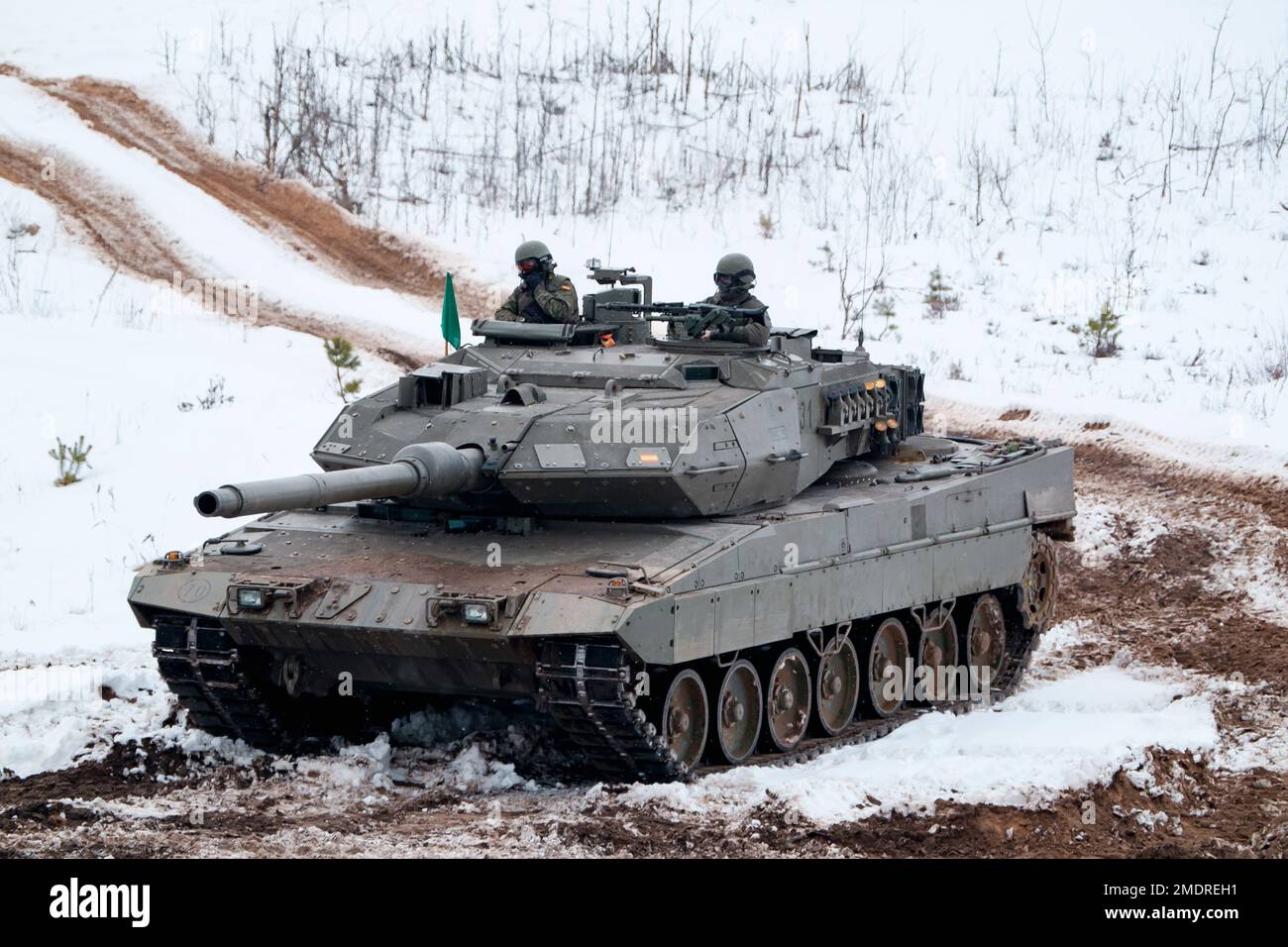 ADAZI, LETTONIA, 2018 FEBBRAIO - Esercizi del carro armato leopardo 2 alle forze della NATO. L'esercito spagnolo ha condotto l'esercitazione con i carri armati di battaglia principali del leopardo 2A6 AN Foto Stock