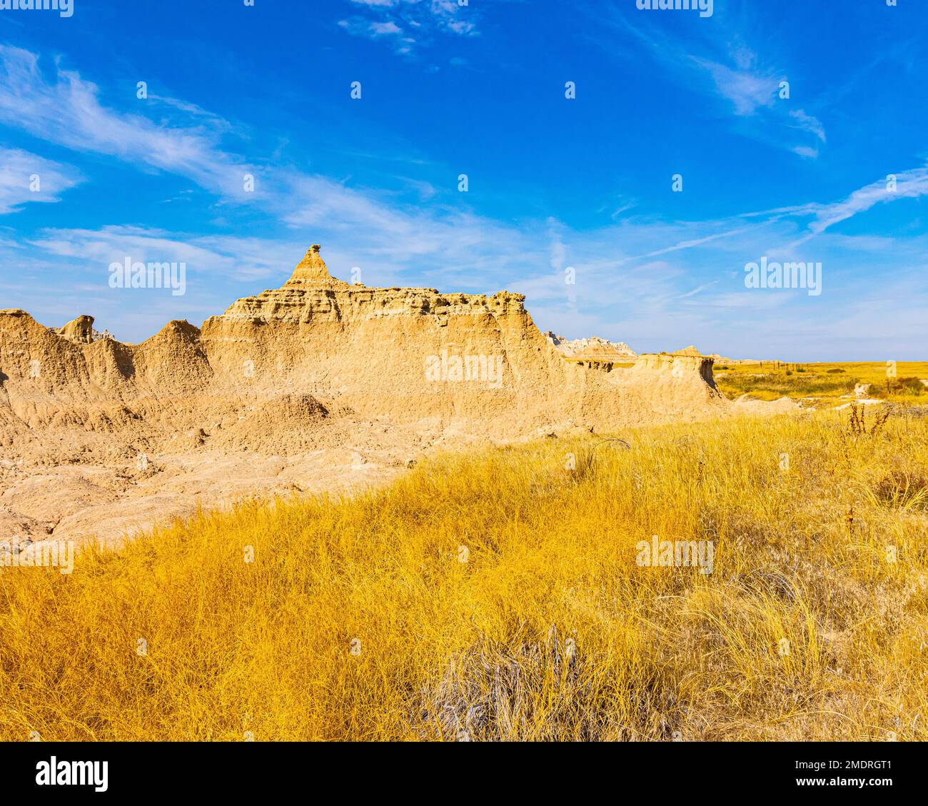 Un'andiera di vette erose sul Castle Trail, il Badlands National Park, South Dakota, USA Foto Stock