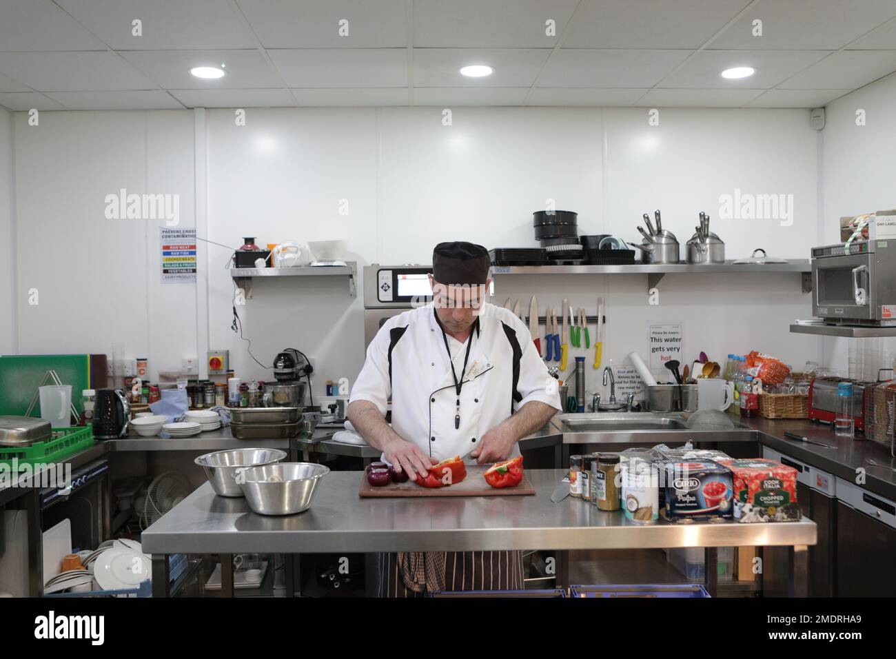 Il Community Shop fondato da John Marren, Athersley, Barnsley. Chef Sheldon. Foto Stock