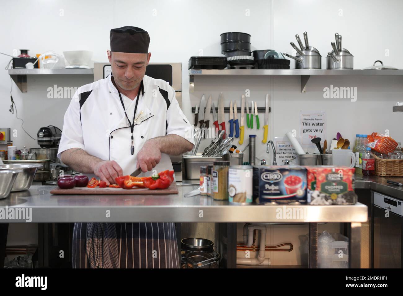 Il Community Shop fondato da John Marren, Athersley, Barnsley. Chef Sheldon. Foto Stock