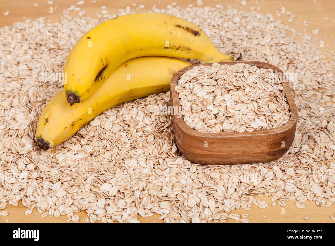 Cibo sano - sana combinazione di fiocchi di avena con banana matura. Foto Stock