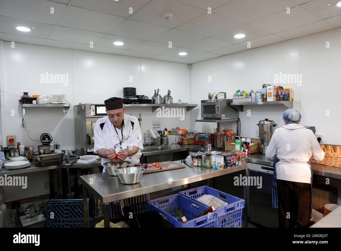 Il Community Shop fondato da John Marren, Athersley, Barnsley. Chef Sheldon. Foto Stock
