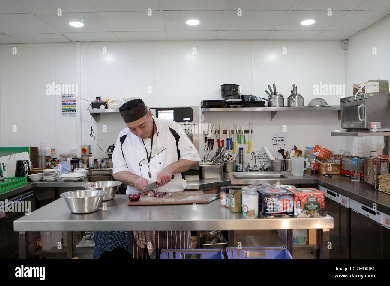 Il Community Shop fondato da John Marren, Athersley, Barnsley. Chef Sheldon. Foto Stock
