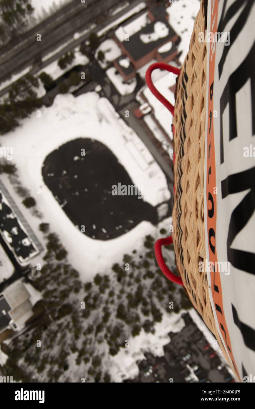 Volo in mongolfiera in Finlandia. Foto scattata quando la palloncino era a terra per il riempimento e durante il sollevamento e il volo. Fredda giornata invernale Foto Stock